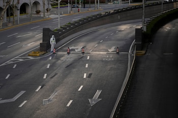Un guardia de seguridad con
