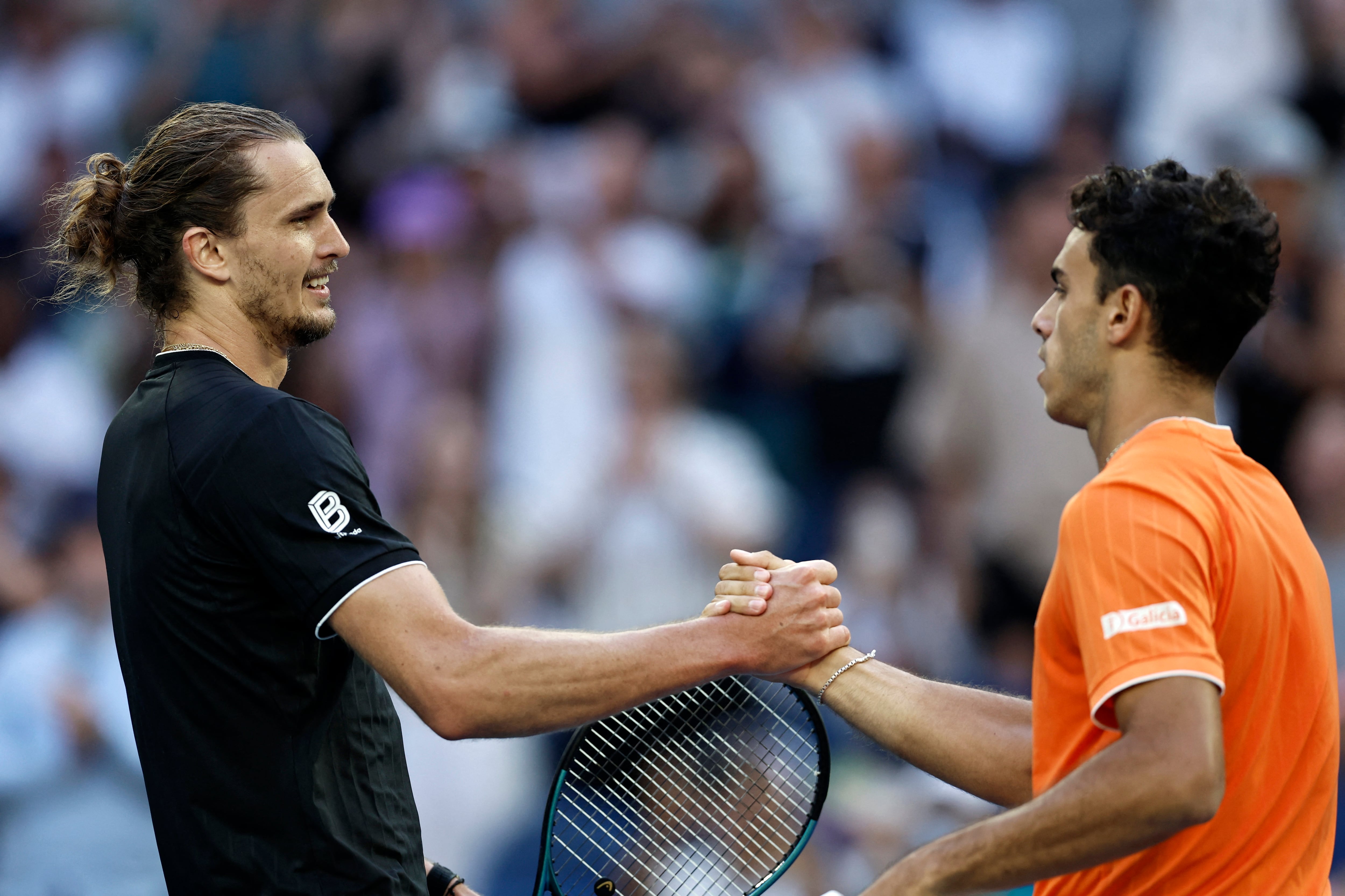 Francisco Cerúndolo y Alexander Zverev se saludan en el último cruce entre ambos, en el Australian Open de este año, con victoria para el alemán (Fuente: REUTERS/Tingshu Wang)