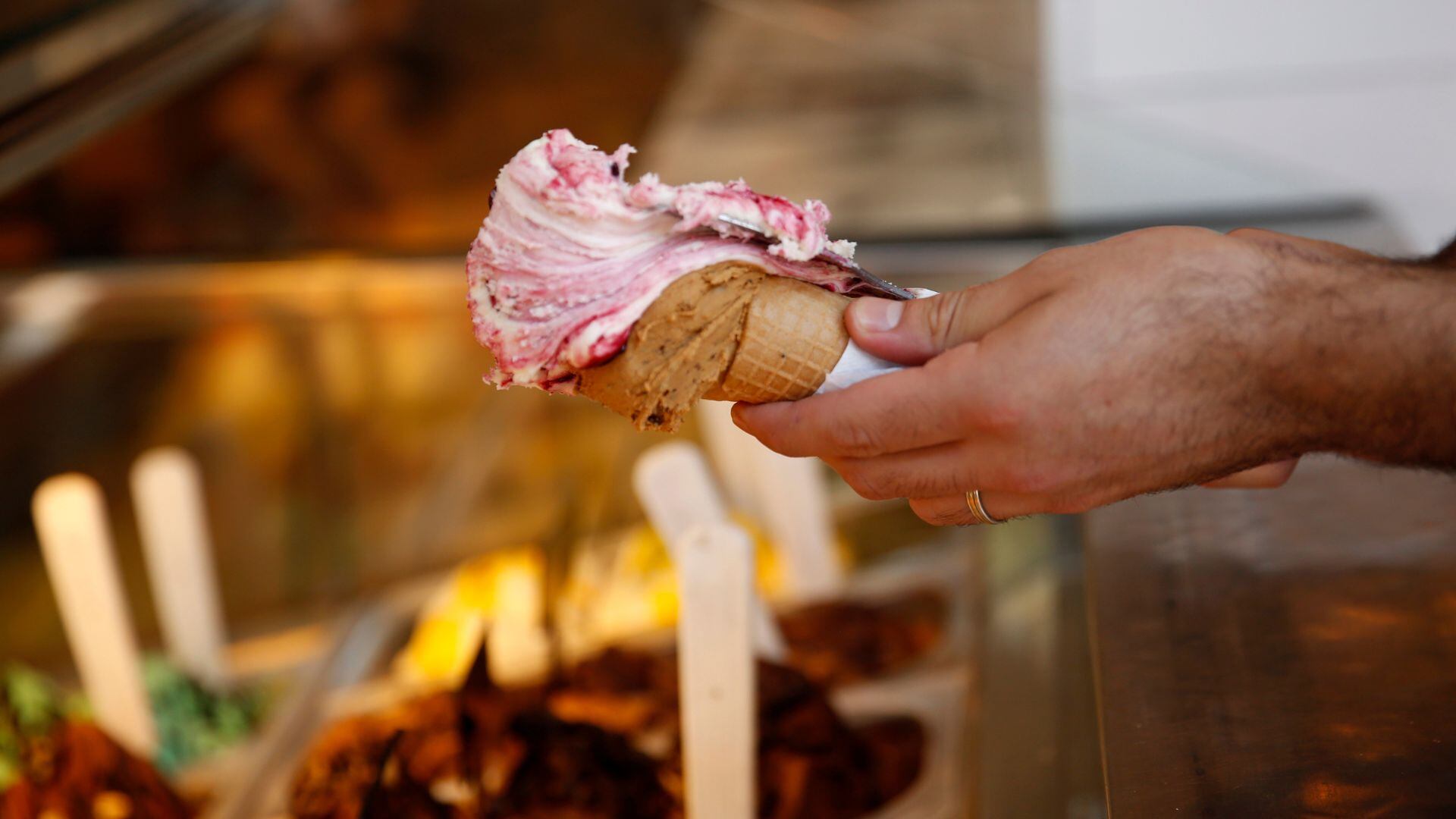 Las heladerías mantienen vivo el legado de maestros inmigrantes, con preparaciones artesanales y sabores clásicos que perduran (EMTURyC)