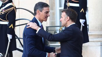 Sánchez participará en una reunión convocada por Macron para coordinar la prohibición de las redes sociales a menores