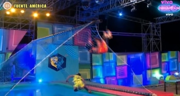 Gabriel Meneses podría ser operado tras fuerte accidente en reality de competencia. Captura: Magaly TV La Firme.