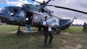 Personal de la ONPE sacando material electoral de un helicóptero del Ejército del Perú. (Foto: IG/@ONPE)