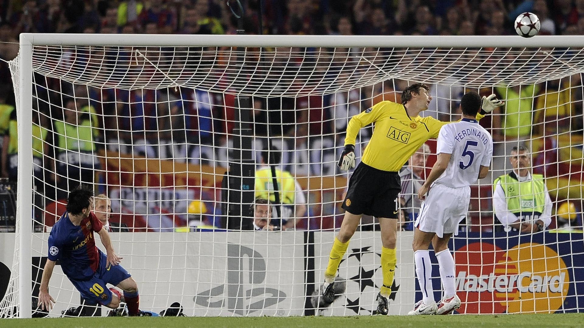 Van der Sar explicó la evolución del puesto de arquero tras la regla del pase atrás y el creciente protagonismo con los pies (AFP/FILIPPO MONTEFORTE)