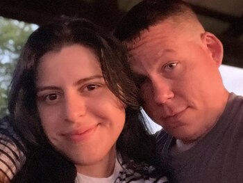 Su esposo, James Bellar, es