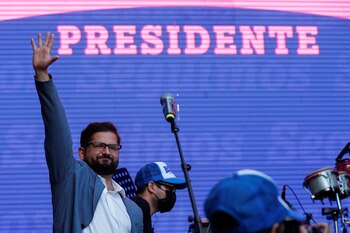 Chilean presidential candidate Gabriel Boric waves during his closing campaign rally in Santiago, Chile, December 16, 2021. REUTERS/Rodrigo Garrido