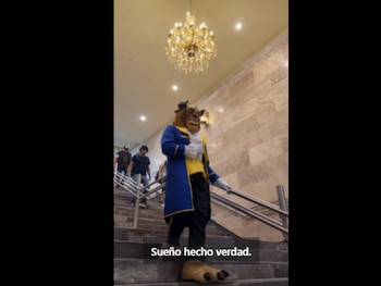 Usuarios de redes ironizaron disfraces de época emulando películas como La Bella y la Bestia aprovechando el candelabro principal del Metro Hidalgo