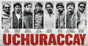 Ocho retratos en blanco y negro de hombres mirando al frente, con sus nombres abajo, sobre una pared blanca. Debajo, la palabra 'UCHURACCAY' en rojo sangre