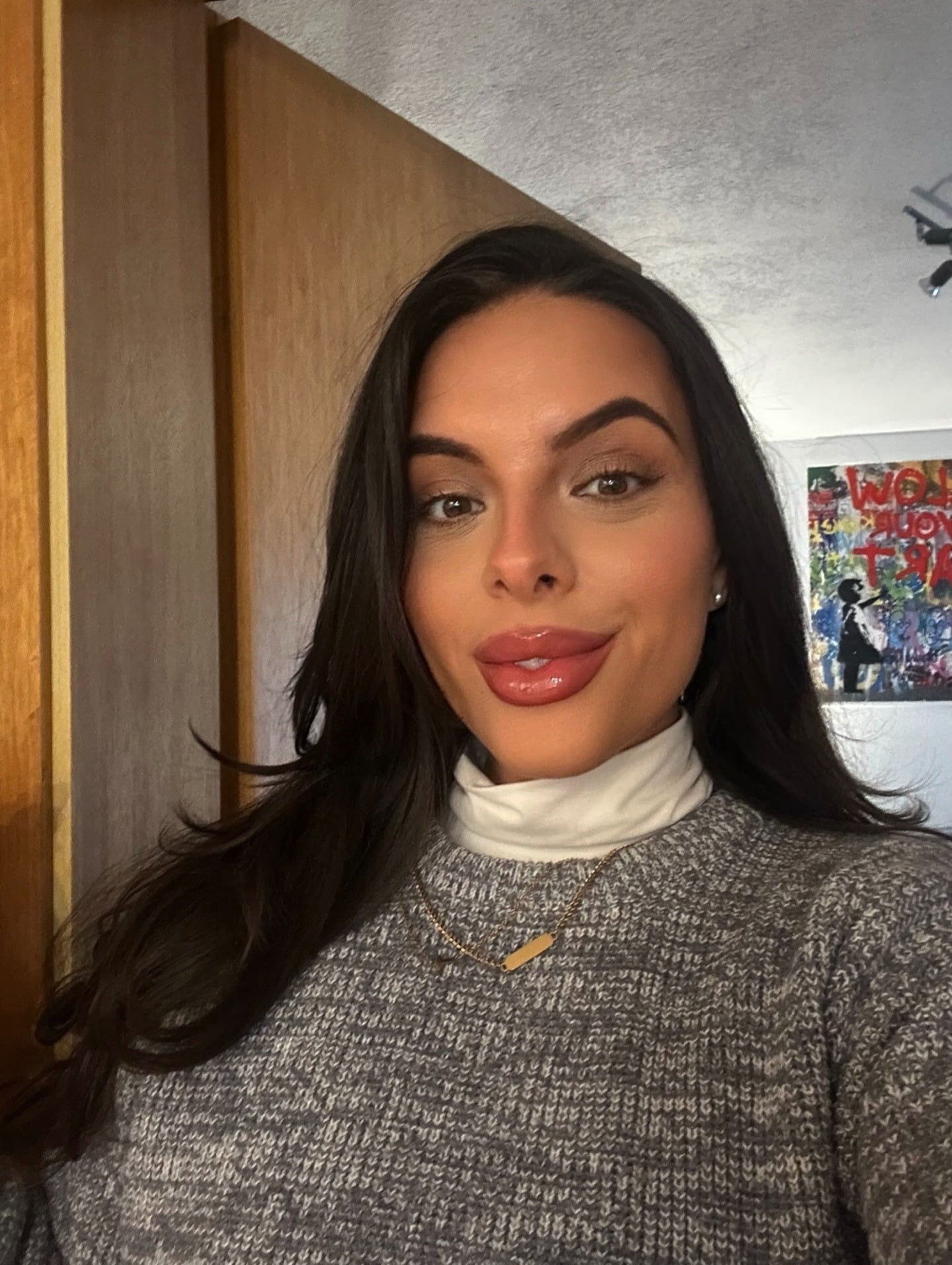 La exgerente citó el caso de dos adolescentes de 15 años de una escuela católica de Melbourne que admiraban a una influencer de OnlyFans por su aparente felicidad y sus viajes (Instagram/@victoria.sinis)