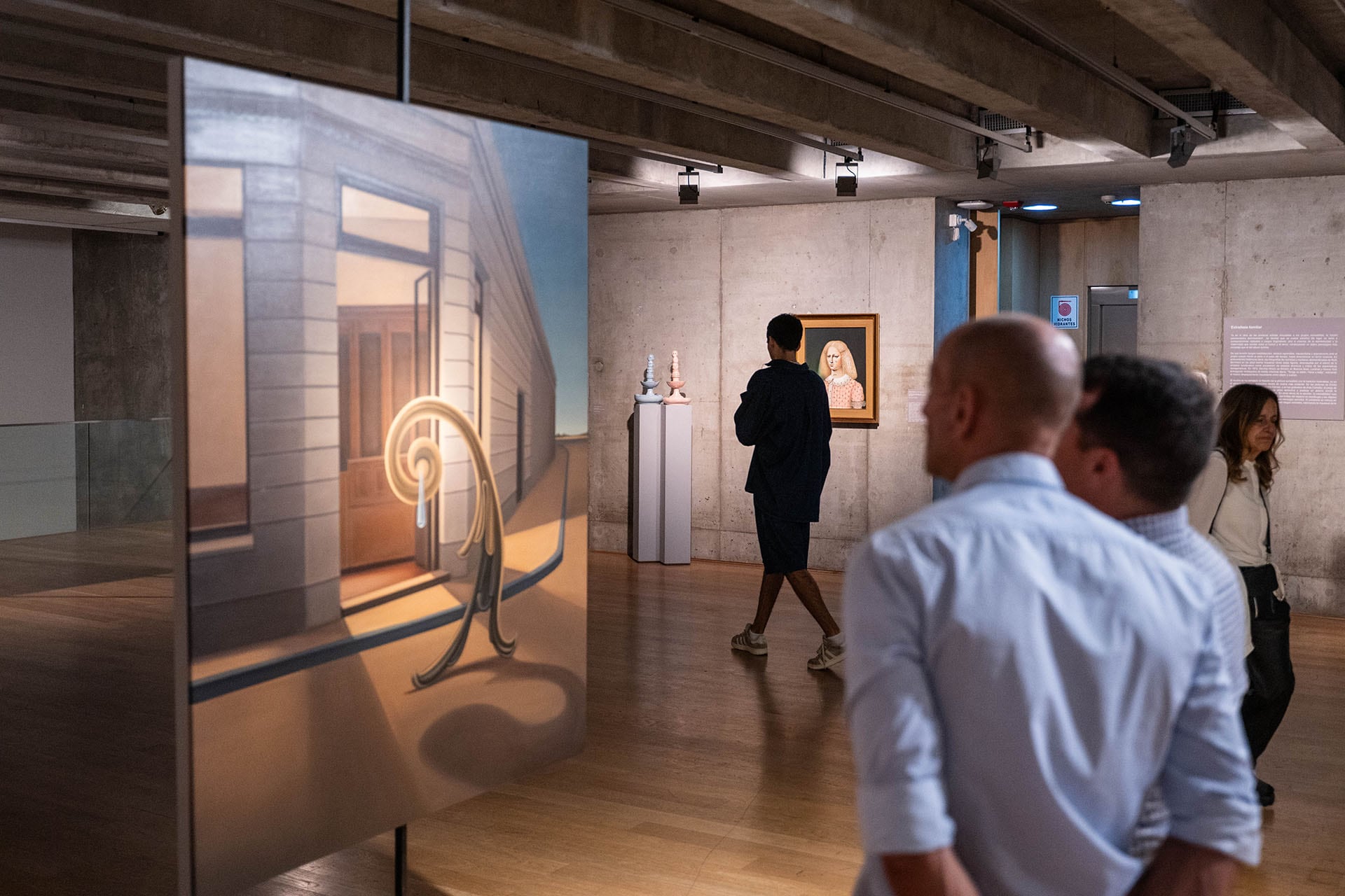 La exhibición reúne casi 90 obras —pintura, escultura, fotografía, collage, dibujo, grabado, video, cerámica y objetos intervenidos— que ocupan los cuatro pisos principales del museo