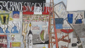 Entre performance, política y crítica,