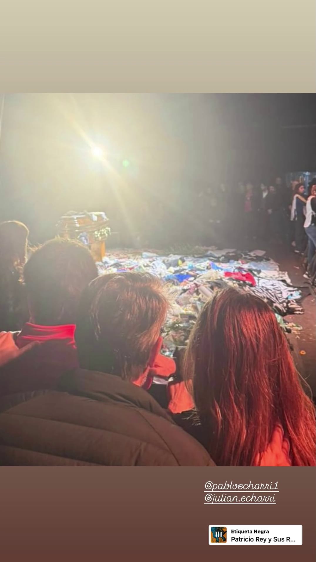 Nancy Duplá y Pablo Echarri junto a su hijo Julián en el velatorio multitudinario al Indio Solari (Instagram)