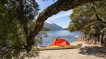 Una carpa y un kayak