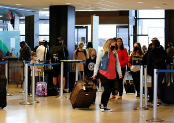 Viajeros haciendo cola para facturar