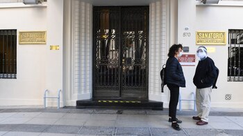 El funcionario permanece internado en