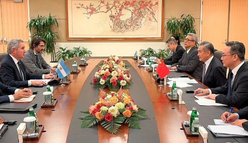 El canciller Pablo Quirno y su par de China, Wang Yi (Pablo Quirno en X)