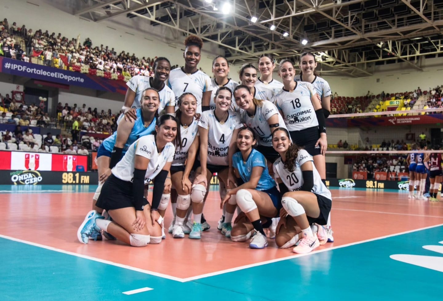 El equipo femenino de Regatas Lima posa sonriente en la cancha tras clasificar para disputar el quinto puesto de la Liga Peruana de Vóley. (Liga Peruana de Vóley)