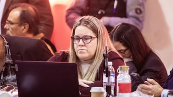 Sentada junto a los defensores: quién es Elizabeth Cutaia, la imputada que ejerce su propia defensa en el juicio por Loan