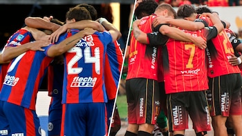 Dos grupos de futbolistas hincados en cancha. Izquierda: camisetas a rayas azules y rojas. Derecha: camisetas a rayas rojas y negras. Vistas de espaldas