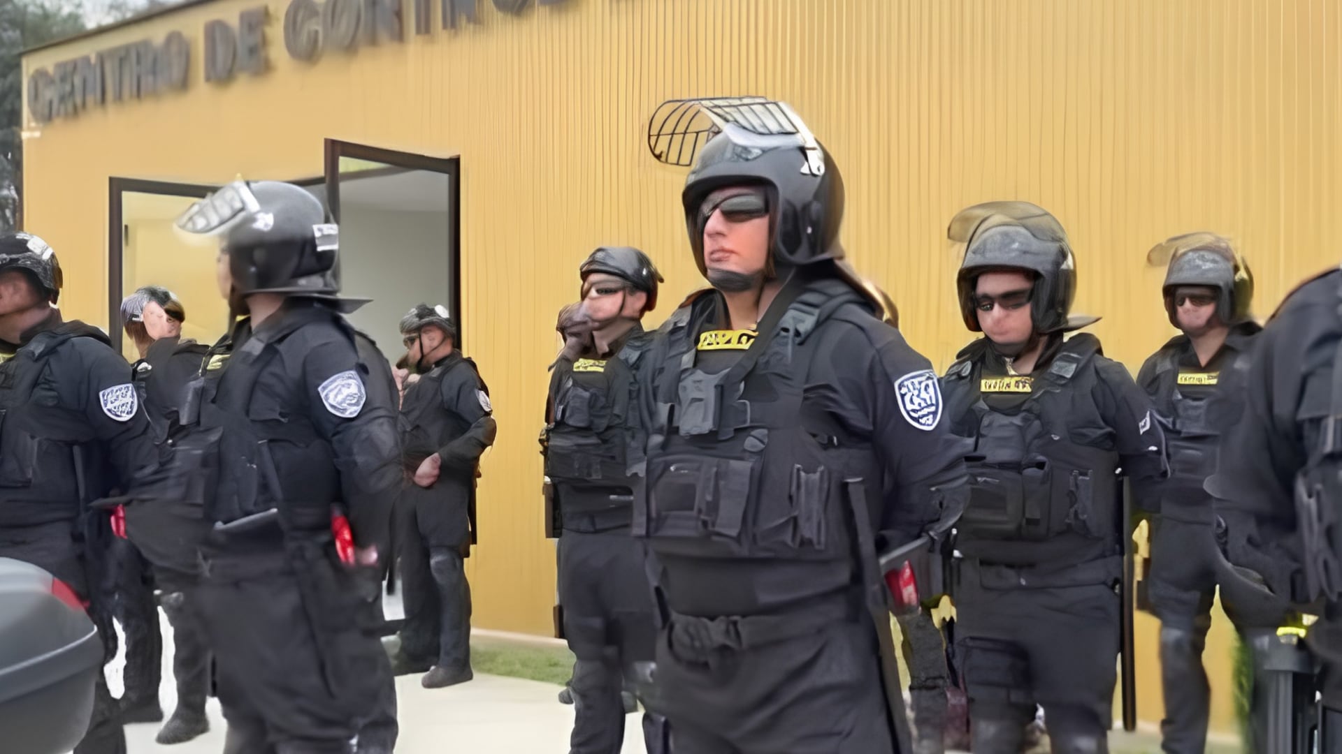 Agentes de la Guardia Municipal permanecen en formación durante la presentación de la nueva estrategia de seguridad ciudadana en Los Olivos, Lima. (Captura: Exitosa Noticias)