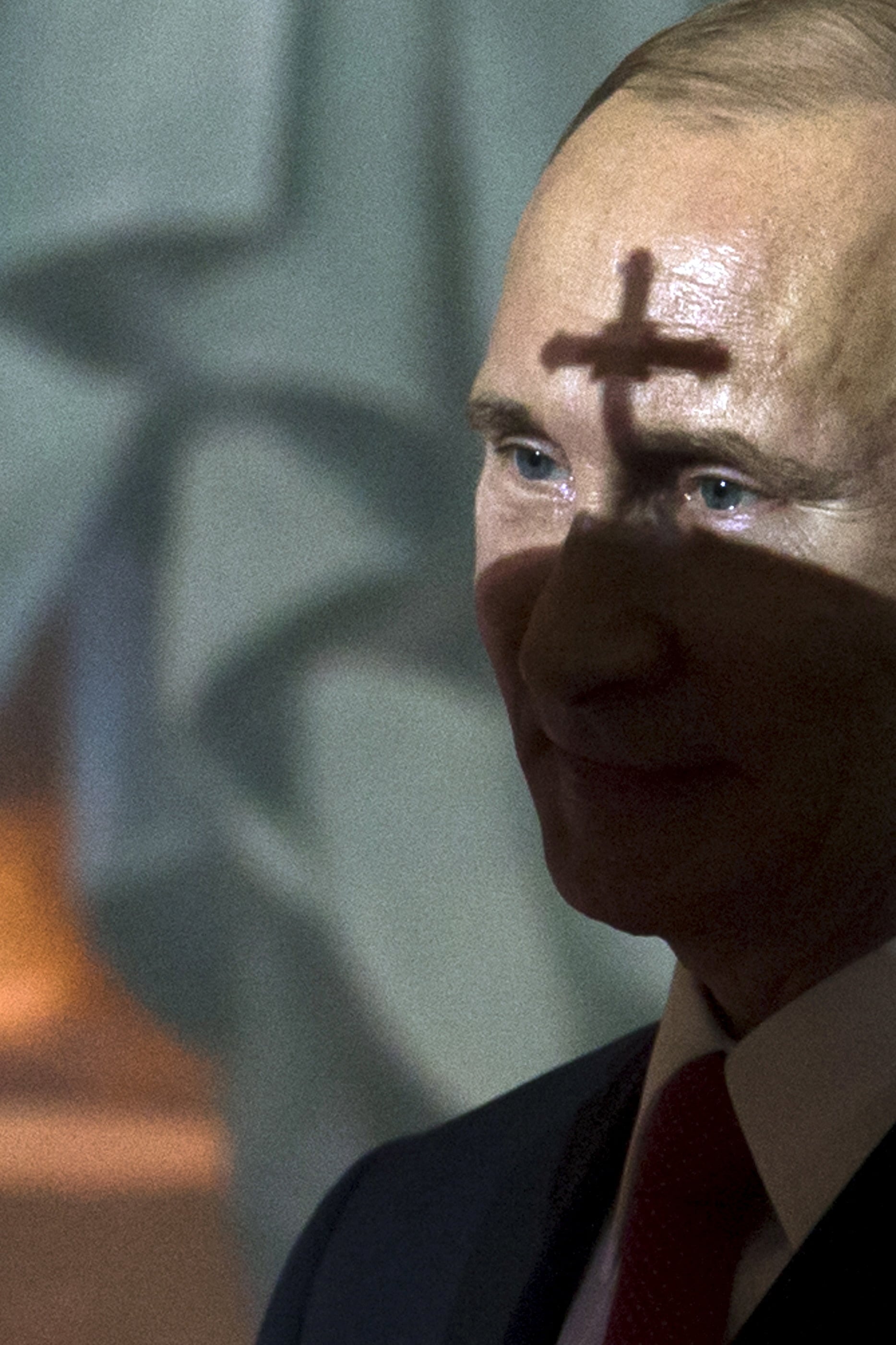 La mitra del patriarca Kirill proyecta una sombra sobre el rostro de Putin durante un servicio de Pascua ortodoxa en la Catedral de Cristo Salvador, en medio del rol de la Iglesia en los valores conservadores que promueve el Kremlin, en Moscú, el 12 de abril de 2015. (REUTERS/Ivan Sekretarev/Pool)
