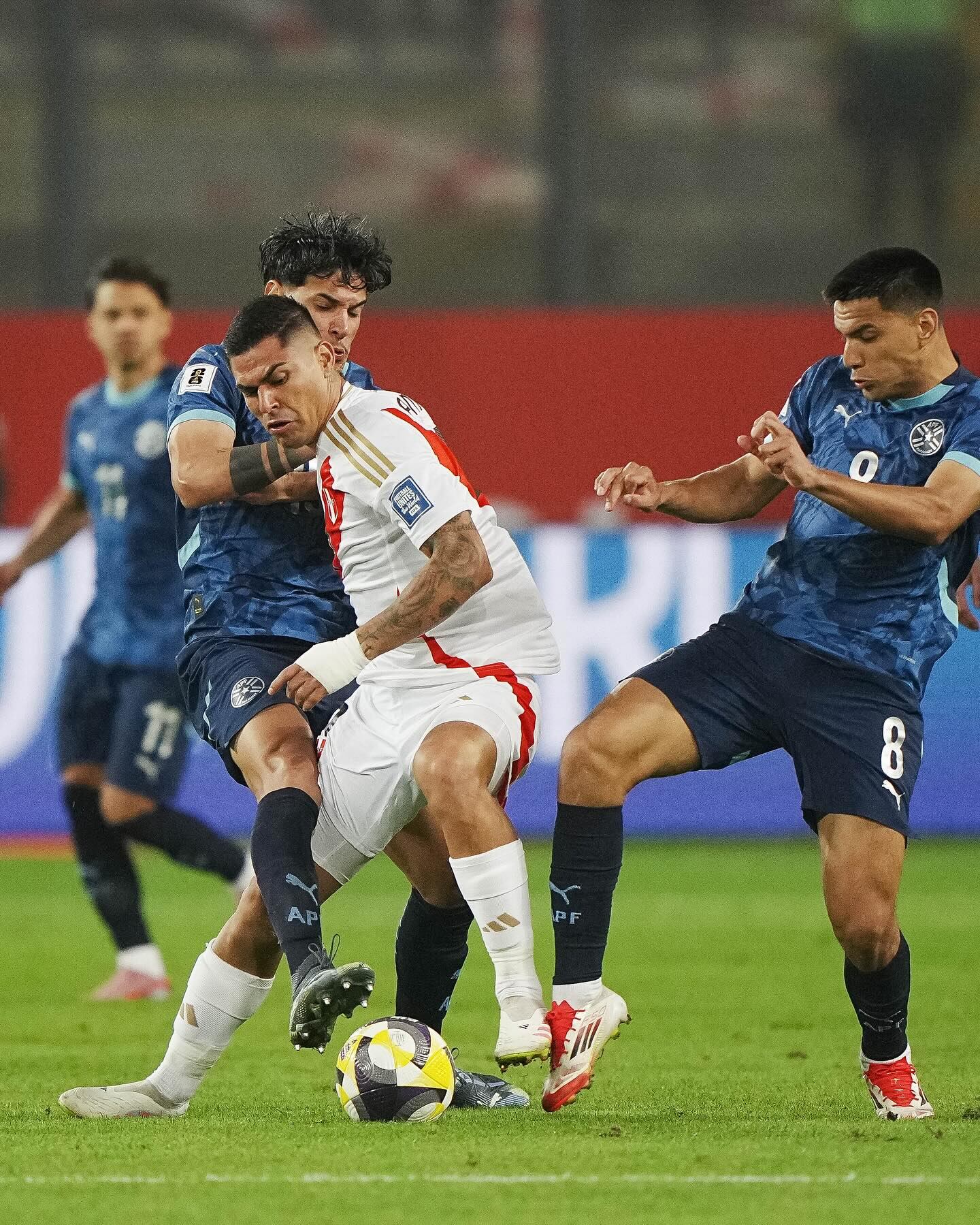 Luis Ramos no pudo anotar con Perú ante Paraguay y le costó luchar con los defensas rivales. - créditos: FPF