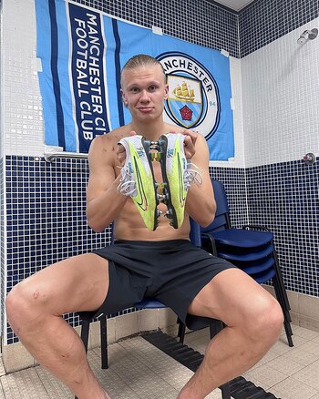 Haaland mostrando sus botines en