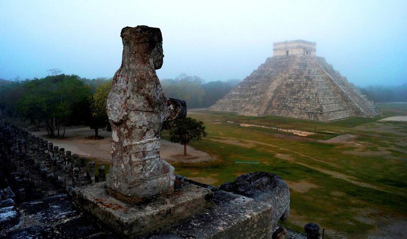 FOTO DE ARCHIVO: El templo maya de Kukulkán, la serpiente emplumada y deidad maya, se ve en el sitio arqueológico de Chichén Itzá, en el sureño estado mexicano de Yucatán, en esta imagen tomada el 3 de mayo de 2012. REUTERS/Mauricio Marat/Instituto Nacional de Antropología e Historia (INAH)/Handout/REUTERS/Archivo