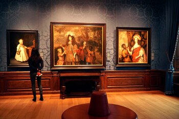 Una mujer observa varios cuadros durante la exposición permanente del Mauritshuis de La Haya, Países Bajos, este miércoles. EFE/Imane Rachidi