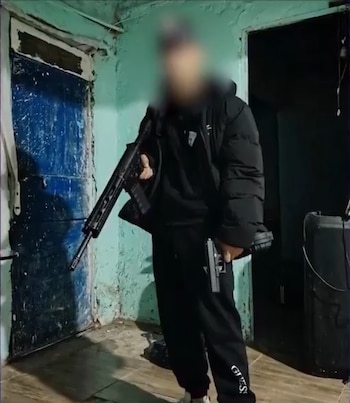 Investigan a jóvenes que se mostraban con armas en redes sociales en Uruguay (Captura Telemundo/Canal 12)