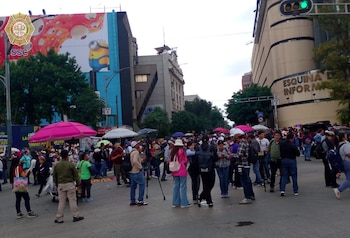 Sobre Eje Central, comerciantes perjudicados por las movilizaciones de la CNTE reclamaron el retiro de las vallas y la reapertura de los accesos al Zócalo, argumentando que la afluencia de clientes ha disminuido considerablemente (X@OVIALCDMX)