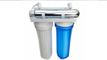 Diagrama de un sistema para potabilizar agua que integra un proceso de activación con luz UVC y una fase de retención utilizando materiales porosos (CONICET)