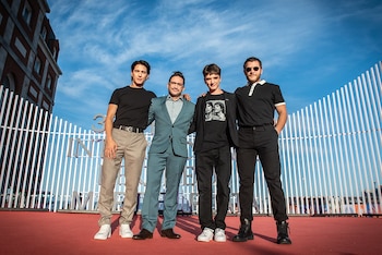 Bayona junto a los actores