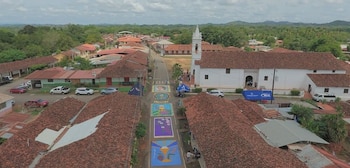 Decoración de alfombras en Parita, un pueblo fundado en 1558, con motivo del Corpus Christi.