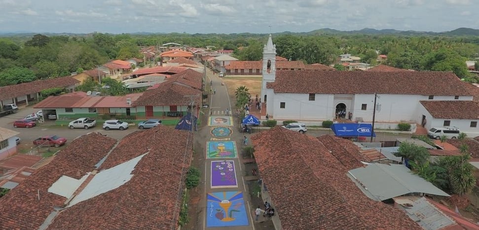 Decoración de alfombras en Parita, un pueblo fundado en 1558, con motivo del Corpus Christi.