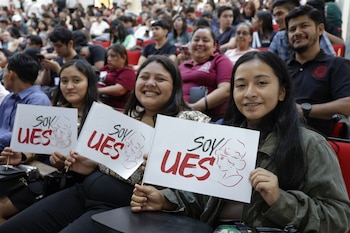Un total de 1,413 estudiantes fueron reconocidos como beneficiarios, entre ellos, 33 personas con discapacidad accedieron al programa inclusivo. (Foto: UES)
