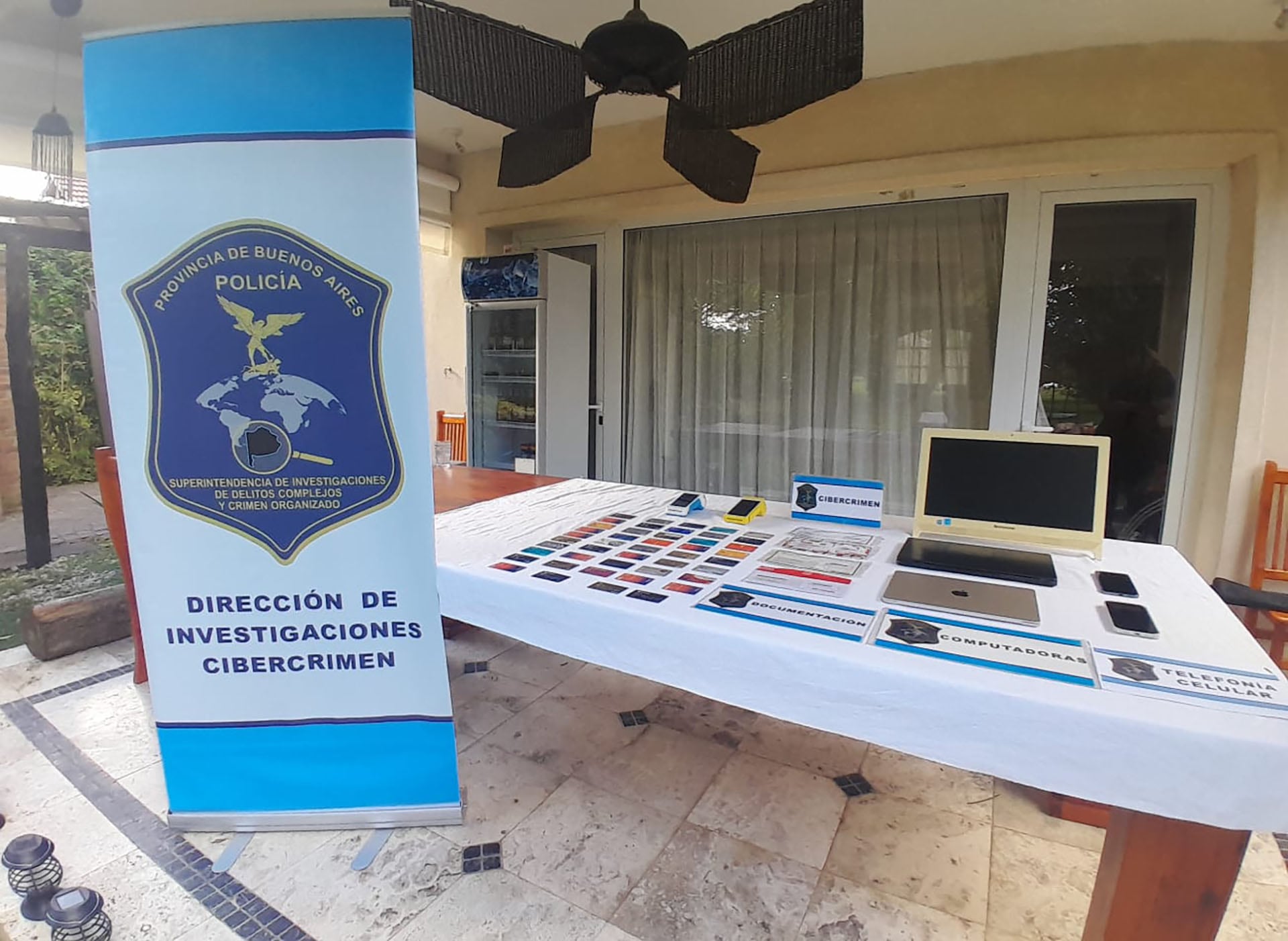 Elementos incautados durante el operativo que derivó en la detención de un abogado en Quilmes.