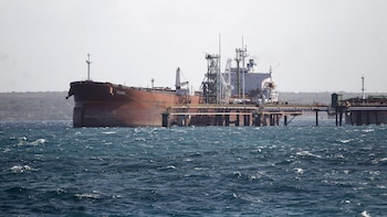 El régimen de Cuba completó la descarga de las 100.000 toneladas de crudo enviado por Rusia