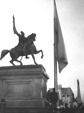 El 24 de septiembre de 1873 el presidente Sarmiento, acompañado por Bartolomé Mitre, inauguraron el monumento ecuestre que se encuentra en Plaza de Mayo (Archivo General de la Nación)