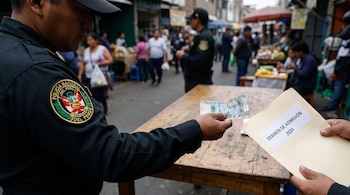 Primer plano de policía peruano, una mano ofrece billete de 100 soles y otra recibe carpeta amarilla con el texto "EXAMEN DE ADMISIÓN 2024".