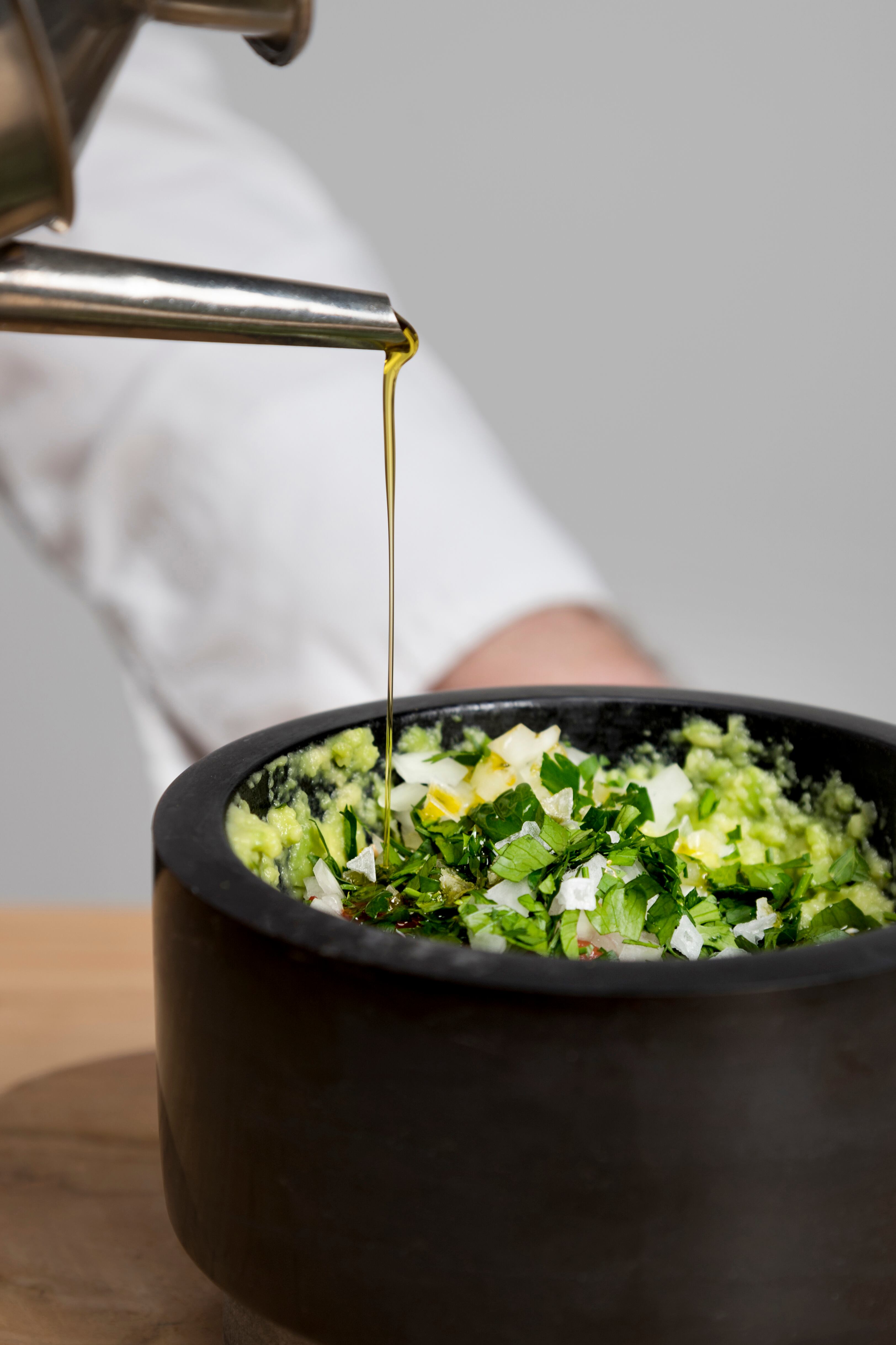 Lograr que el aceite y el vinagre se combinen en una emulsión estable es el paso crítico para preparar una vinagreta de calidad