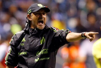 Foto de archivo de Raúl Gutiérrez dirigiendo a la selección olímpica mexicana. Puebla, México. 28 de julio de 2016.
REUTERS/Henry Romero