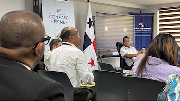 A la derecha, Juan Guevara, presidente de la Asociación de Porcinocultores Unidos de Panamá.