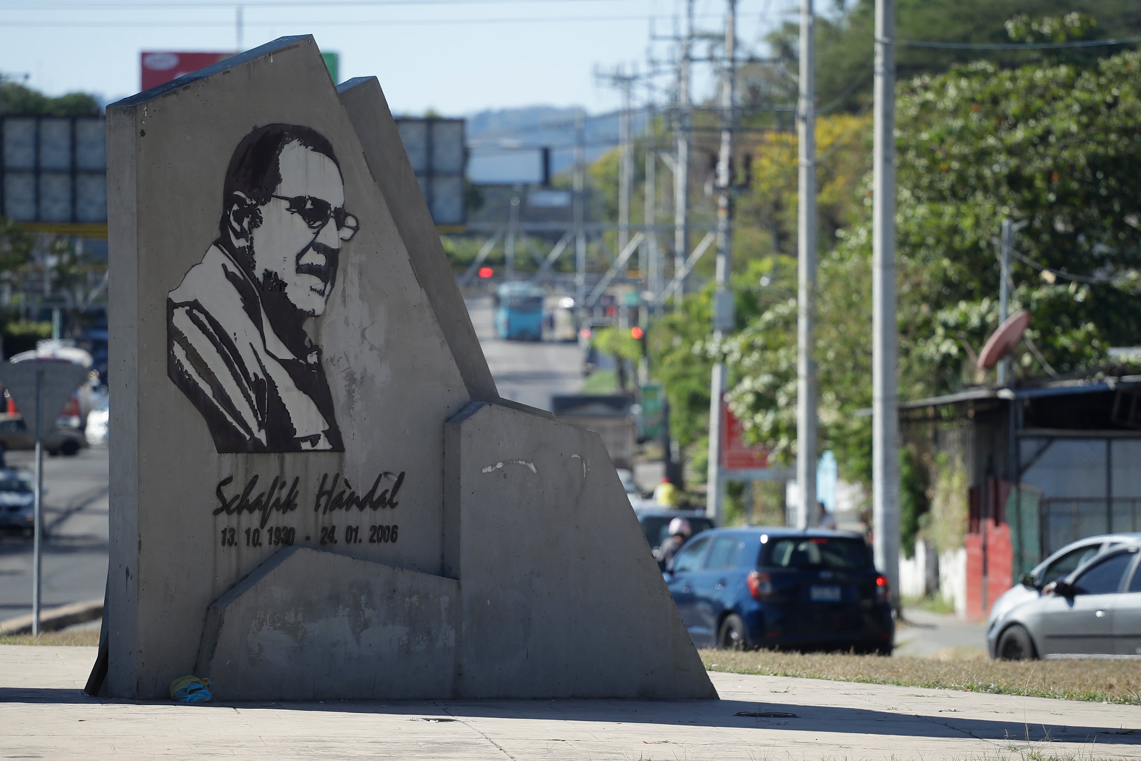 ARCHIVO: Hoy se cumplen 20 años del fallecimiento de Schafik Hándal, el máximo dirigente que ha tenido el FMLN. Su figura ha dado pie a la construcción de un monumento en San Salvador (El Salvador). EFE