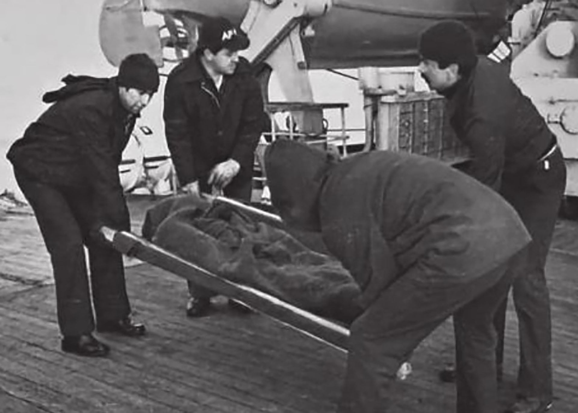 La foto publicada en el libro El plan perfecto que prueba que un buque chileno participó del rescate de víctimas del crucero General Belgrano