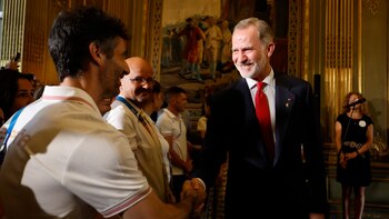 El rey Felipe VI saluda