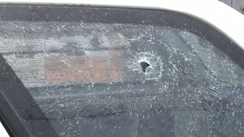 Una de las balas atravesó las lunas de un vehículo estacionado y terminó impactando contra el portón del establecimiento - Créditos: Captura de pantalla de Panamericana TV.