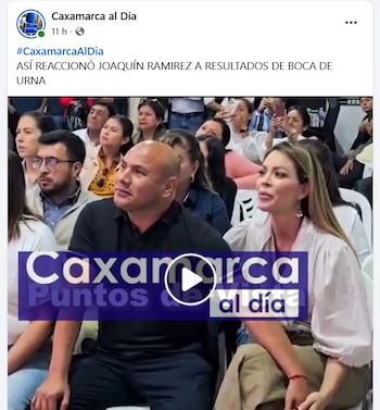 Joaquín Ramírez y Sheyla Rojas aparecen sentados en un recinto junto a otras personas atentas a un evento