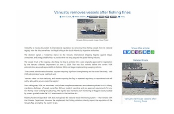 Un buque pesquero de color azul y blanco flota en el agua, con una costa verde al fondo bajo un cielo claro