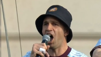 “Decían que solo gano títulos con Argentina”: la desafiante arenga de Dibu Martínez tras lograr la Europa League