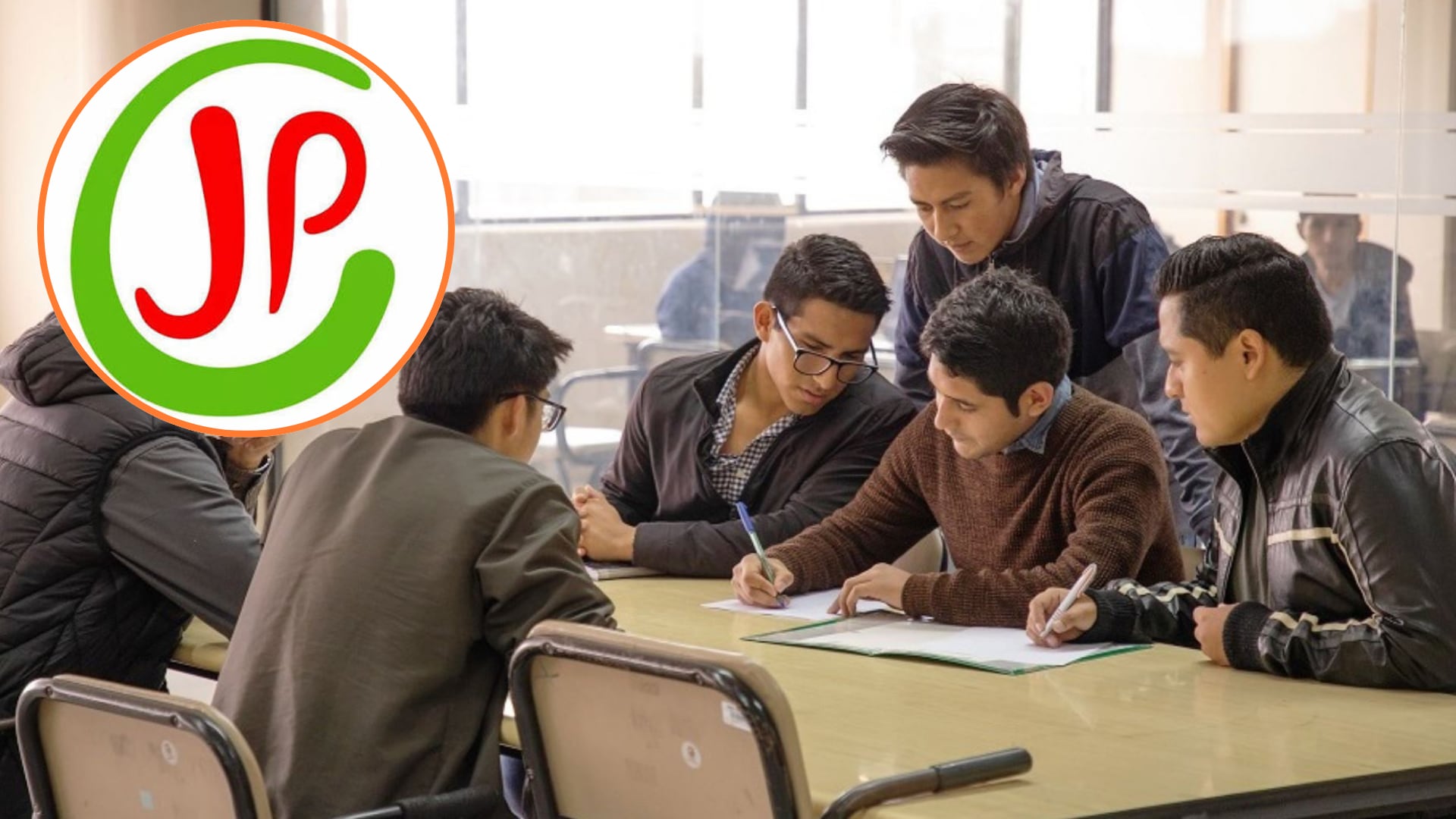 Un grupo de estudiantes universitarios se reúne en un aula junto al logotipo del partido Juntos por el Perú, que promueve regular el acceso a las vacantes de pregrado. (Infobae Perú)